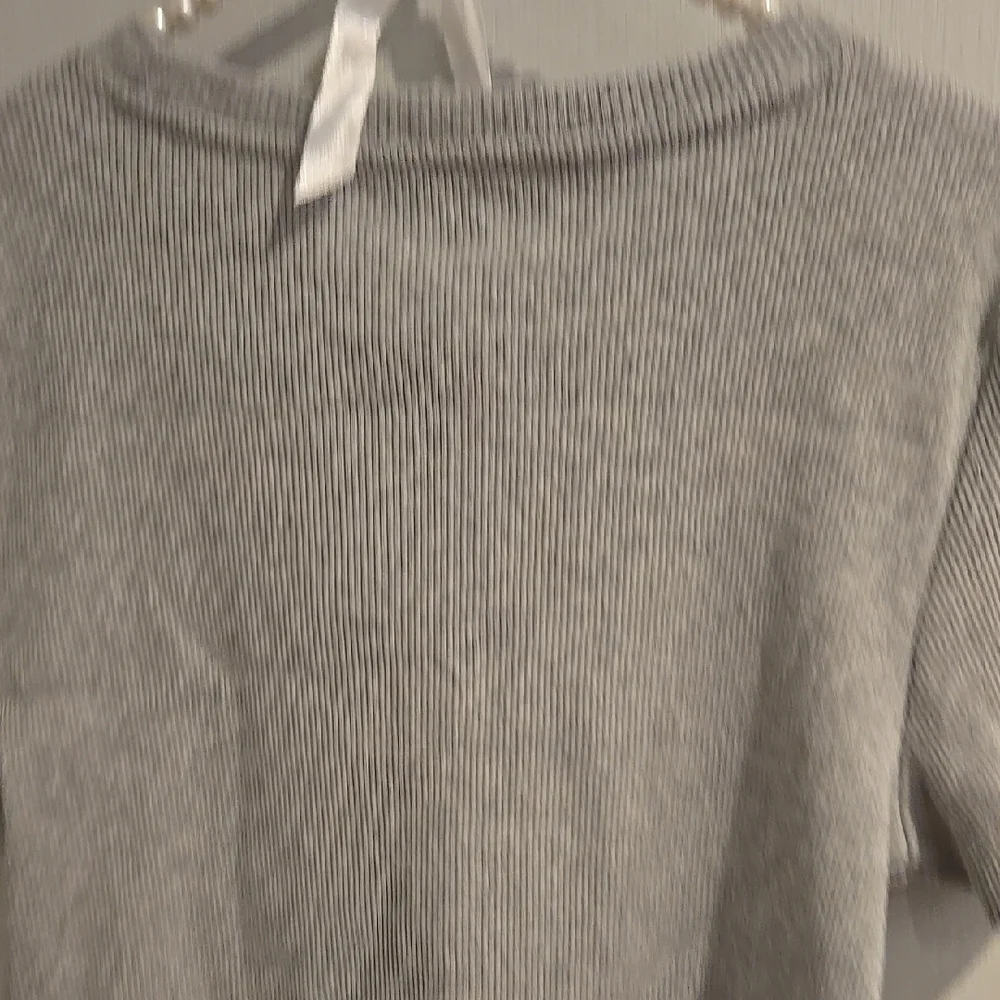 Gray Cropped Top with Green Graphic - Picture 4 of 5